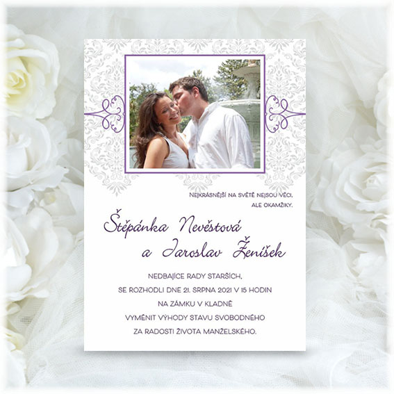 Jednoduché svatební oznámení s fotografií fialovošedé