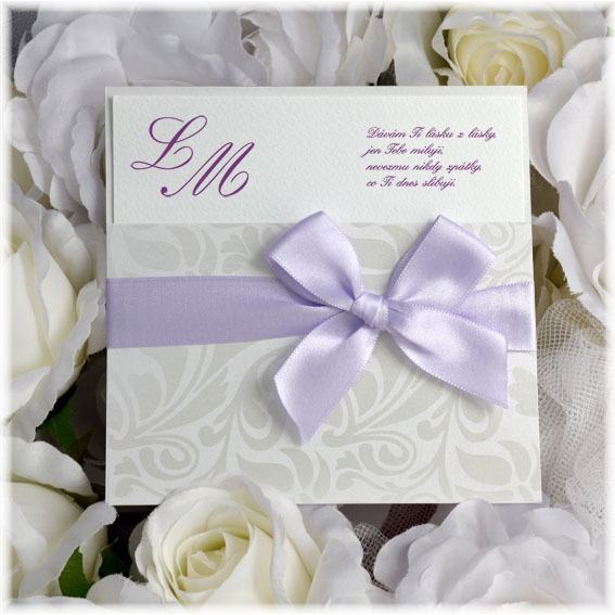 Elegantní luxusní svatební oznámení s fialovou stuhou
