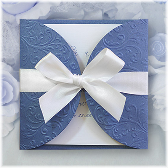 Tmavě modré svatební oznámení s vystouplými ornamenty převázané mašlí